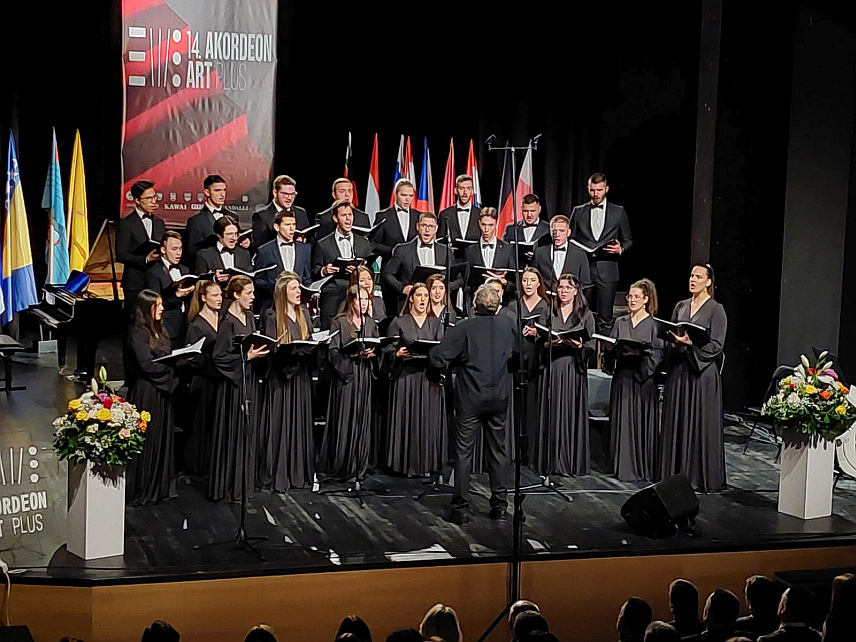 ИСТОЧНО НОВО САРАЈЕВО, 28. МАЈА /СРНА/ - У Народном позоришту у Источном Сарајеву вечерас је званично почео Интернационални фестивал хармонике "Акордеон арт плус" који је окупио око 400 учесника.