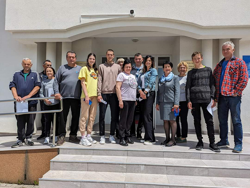 ИСTОЧНИ ДРВАР, 28. МАЈА /СРНА/ - Општина Источни Дрвар ове године стипендира седам студената и десет средњошколаца, а у складу са могућностима помаже културним и спортским удружењима, међу којима је Фудбалски клуб "Борац" који ове године обиљежава вијек постојања.