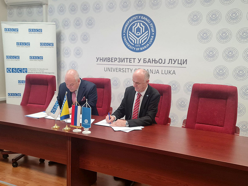 БАЊАЛУКА, 29. МАЈА /СРНА/ - Ректор Универзитета у Бањалуци Радослав Гајанин и шеф Мисије ОЕБС-а у БиХ Брајан Агелер потписали су данас меморандум о разумијевању, који ће, између осталог, омогућити студентима да учествују у бројним пројектима и усвајају практична знања у оквиру ове мисије.