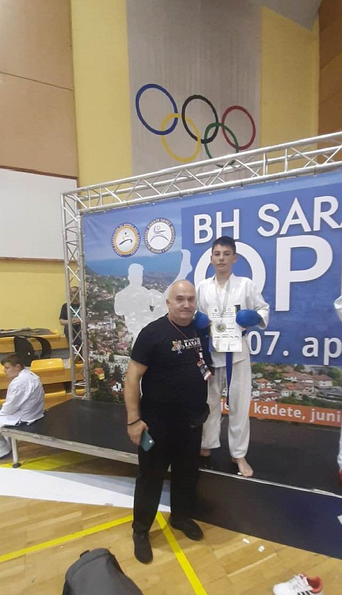 СОКОЛАЦ, 29. МАЈА /СРНА/- Члан Карате клуба "Гласинац" са Сокоца Стефан Јањуш данас у саставу репрезентације БиХ путује у Истанбул на Балканско првенство у каратеу за дјецу.