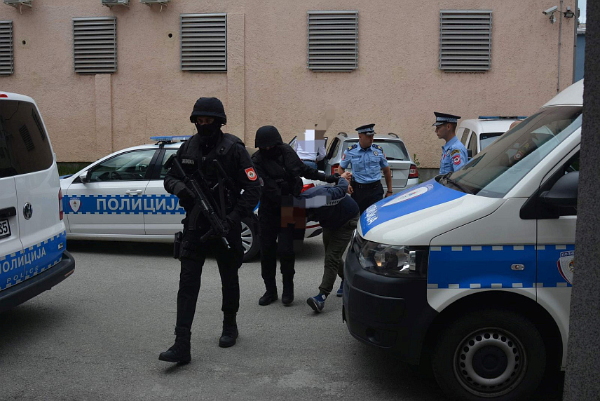 ДОБОЈ, 29. МАЈА /СРНА/ - Полиција је данас у надлежност Окружног јавног тужилаштва у Добоју предала три лица из Модриче која се терете за провале у кућу и викендицу и крађу премета.