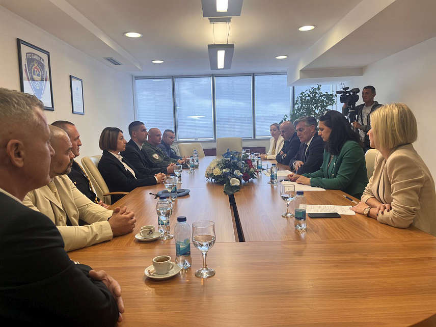 БАЊАЛУКА, 29. МАЈА /СРНА/ - Министар унутрашњих послова Републике Српске Синиша Каран и директор Полиције Српске Синиша Кострешевић организовали су данас пријем за полицијске службенике МУП-а који су били или су тренутно ангажовани у мировним мисијама УН, поводом Међународног дана мировних снага УН.