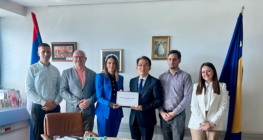 САРАЈЕВО, 29. МАЈА /СРНА/ - Замјеник министра цивилних послова у Савјету министара Маријана Мојић на састанку са представником Амбасаде Јужне Кореје у Хрватској Џунгкин О.