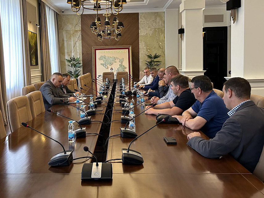 БАЊАЛУКА, 29. МАЈА /СРНА/ - Састанак предсједника Републике Српске Милорада Додика и министра пољопривреде, шумарства и водопривреде Српске Саве Минића са представницима удружења пољопривредних произвођача из Српске.