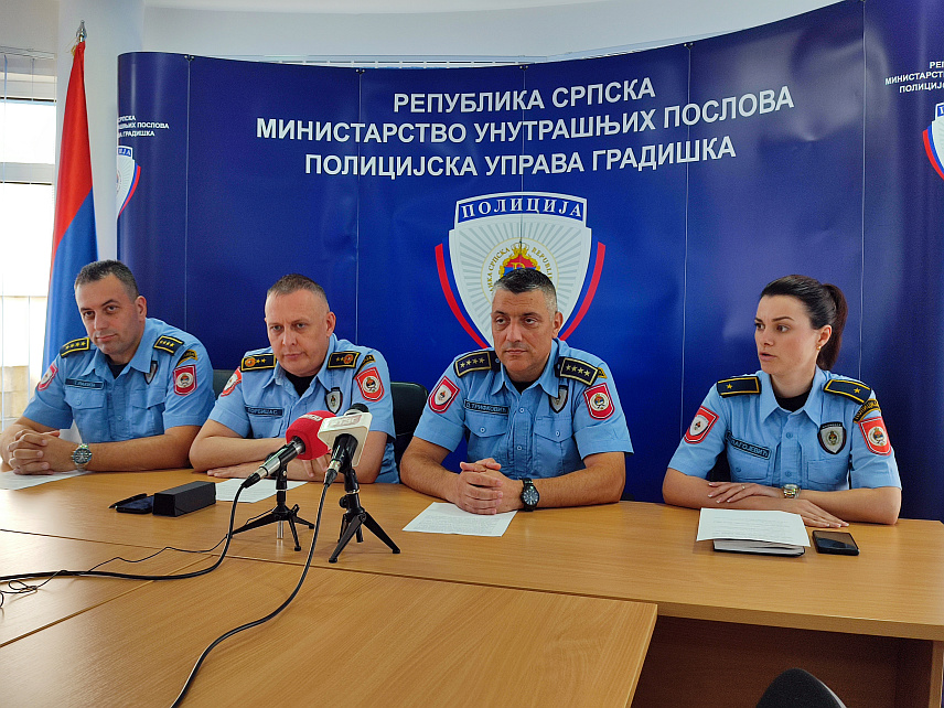 ГРАДИШКА, 29. МАЈА /СРНА/ - Начелник Полицијске управе Градишка Слободан Торбица, замјеник начелник Тихомир Ракита и начелник Одјељења полиције Дејан Трифковић на конференцији за новинаре.