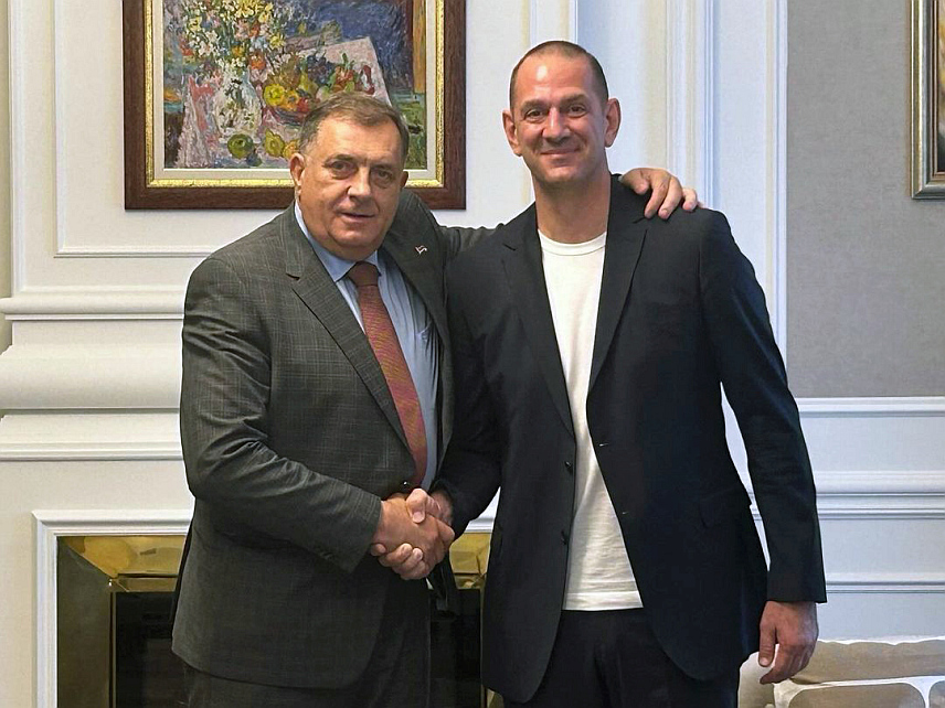 БАЊАЛУКА, 29. МАЈА /СРНА/ - Предсједник Републике Српске Милорад Додик са прослављеним рукометашем Младеном Бојиновићем.