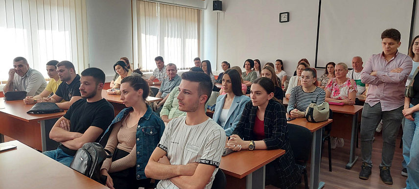 ИСТОЧНО САРАЈЕВО, 29. МАЈА /СРНА/ - Начелник општине Источна Илиџа Маринко Божовић потписао је данас уговре са 63 студента о стипендирању за шта је из општинског буџета издвојено 70.000 КМ.