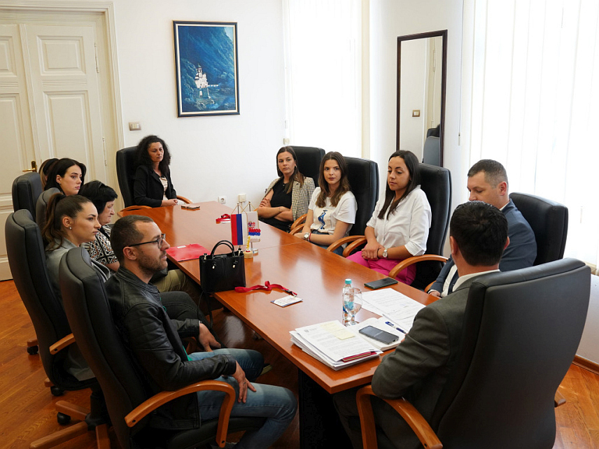 TРЕБИЊЕ, 29. МАЈА /СРНА/ - Градоначелник Tребиња Мирко Ћурић потписао је уговоре са три послодавца који су, у оквиру јавног позива, исказали интересовање за запошљавање шест приправника.