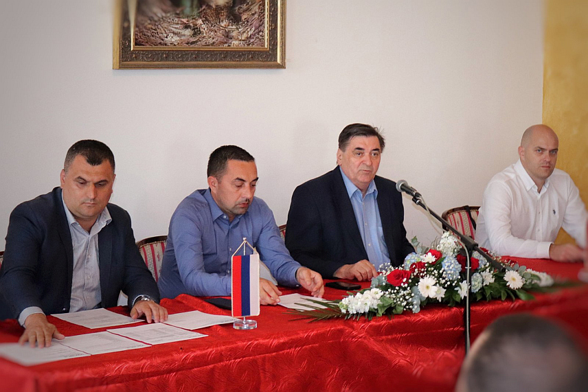 ДОБОЈ, 29. МАЈА /СРНА/ - Чланови Градског одбора СНСД Добој су на данашњој сједници једногласно подржали Бориса Јеринића за кандидата за градоначелника Добоја на локалним изборима.