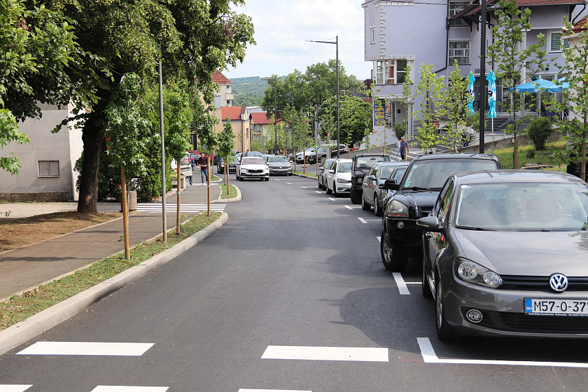 ДЕРВЕНТА, 29. МАЈА /СРНА/ - Реконструисану улица краља Петра Првог, а из буџета града издвојене су 832.000 КМ.