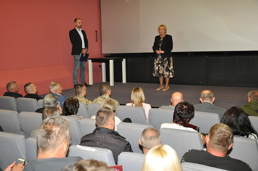 ПРИЈЕДОР, 29. МАЈА /СРНА/ - Пројекцијом документарног филма "Одбрана града Приједора" и уручењем пригодних плакета браниоцима града, у Приједору је вечерас почело обиљежавање 32 године од одбране града од напада паравојних муслиманских и хрватских снага у којем је погинуло 15, а рањено 26 бораца.