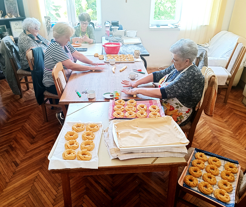 ПРИЈЕДОР, 2. МАЈА /СРНА/ - Чланице Кола српских сестара из Приједора ове године припремиле су око 7.000 васкршњих перетака, који су постали својеврсни бренд овог удружења.