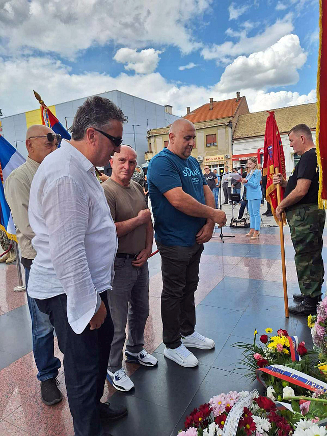 БИЈЕЉИНА, 2. МАЈА /СРНА/ - У Бијељини су данас обиљежене 32 године од оснивања Гарде "Пантери", специјалне јединице Војске Републике Српске која је прошла готово сва ратишта и имала 1.150 бораца, од којих је 101 погинуо у одбрани Српске, те отворена изложба ратних фотографија "Брчански зид" о томе како су јединице Војске и Полиције Српске у току Одбрамбено-отаџбинског рата одбраниле Брчко.