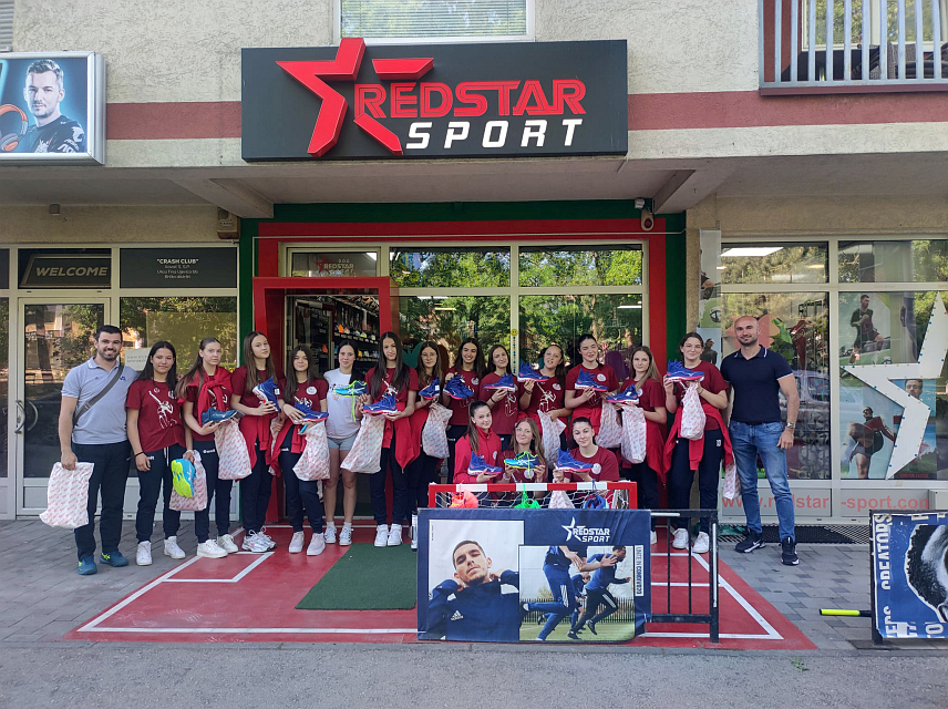 ШАМАЦ, 2. МАЈА /СРНА/ - Савјетник предсједника Републике Српске за спорт Милан Ђурђевић поклонио је 16 пари спортских патика шампионикама из Женског одбојкашког клуба /ЖОК/ "Црвена Звијезда" из Обудовца, које су носиоци титуле првака Српске у категорији пионира.