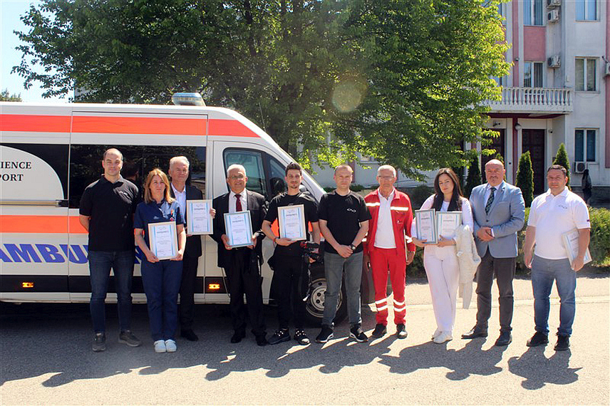 СРБАЦ, 2. МАЈА /СРНА/ - Горан Петронијевић, савјетник у Руској хуманитарној мисији на Балкану и Бранимир Нешић, извршни директор регионалног представништва Руске хуманитарне мисије, уручили су захвалнице општини Србац и Дому здравља.