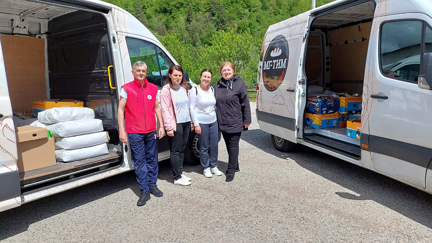 МРКОЊИЋ ГРАД, 2. МАЈА /СРНА/ - Коло српских сестара "Рођење Пресвете Богородице" и Општинска организација Црвеног крста Мркоњић Град данас су поводом васкршњих празника подијелили 40 пакета основних животних намирница и средстава за хигијену породицама слабијег материјалног стања.