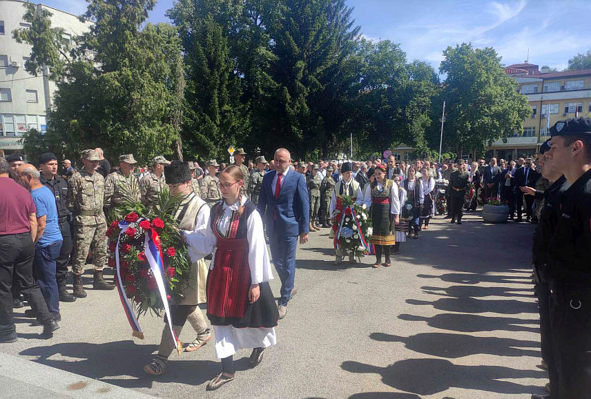 ПРИЈЕДОР, 30. МАЈА /СРНА/ - Министар рада и борачко-инвалидске заштите Републике Српске Данијел Егић положио је вијенац испред споменика "За крст часни" у Приједору у оквиру обиљежавања 32 године од одбране града.