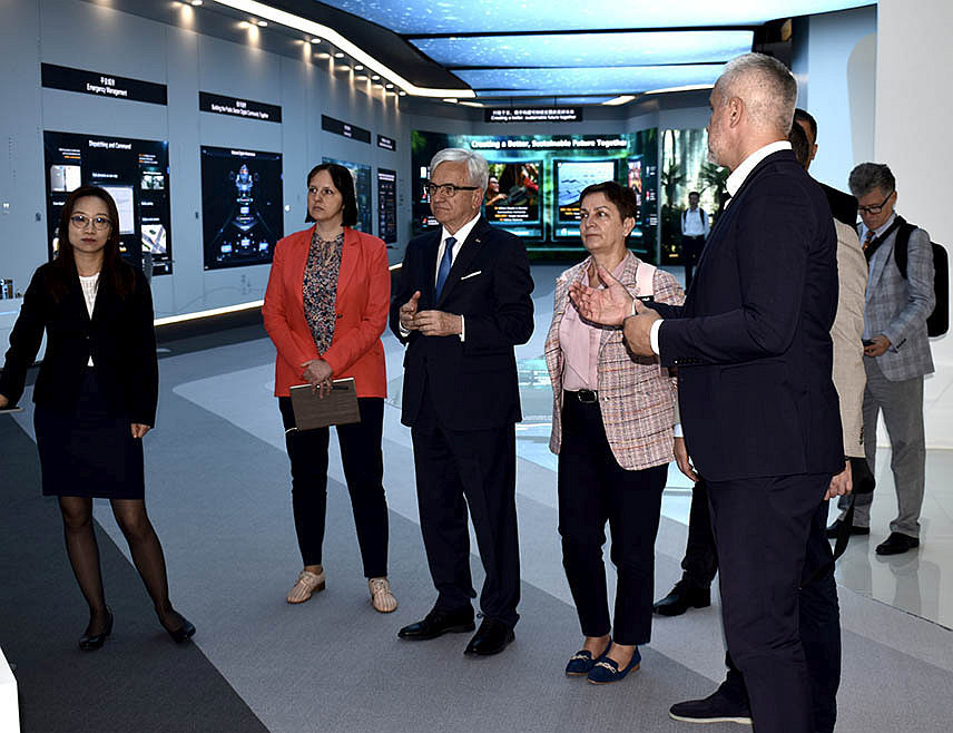 БАЊАЛУКА, 30. МАЈА /СРНА/ - Министар‭ ‬саобраћаја‭ ‬и‭ ‭‬веза‭ ‬Републике‭ ‬‭‬Српске‭ ‬Недељко‭ ‬Чубриловић састао се у Пекингу са представницима компаније "Хуавеј технолоџиз".