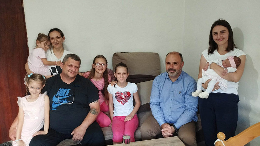 ВИШЕГРАД, 30. МАЈА /СРНА/ - Начелник општине Вишеград Младен Ђуревић данас је током посјете седмочланој породици Шкобић у Добруну истакао да је циљ општине брига о наталитету.