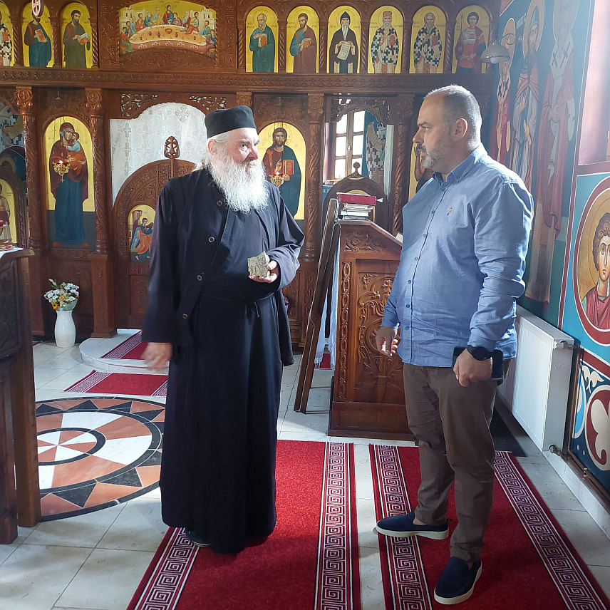 ВИШЕГРАД, 30. МАЈА /СРНА/ - Начелник општине Вишеград Младен Ђуревић посјетио је данас манастир Светог оца Николаја у Добрунској Ријеци код Вишеграда, са монахом Јованом.