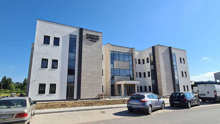 СТАНАРИ, 30. MАJА /СРНА/ - Изградња новог објекта Дома здравља у Станарима биће сутра завршена, а церемонија отварања предвиђена је у јулу по добијању употребне и радне дозволе