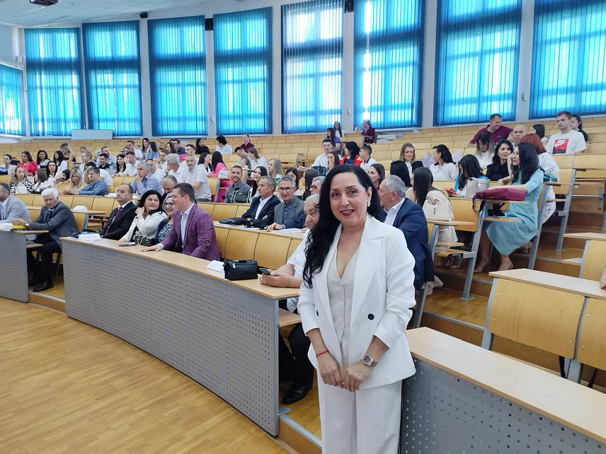 БИЈЕЉИНА, 29. МАЈА /СРНА/ - На Факултету пословне економије у Бијељини данас је промовисано 37 студената основних студија и 18 мастер студија 17. генерације дипломираних студената и представљена монографије о 30 година рада ове високообразовне установе.