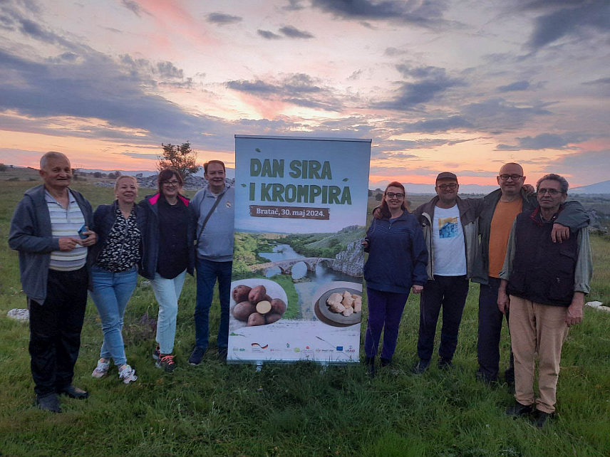 НЕВЕСИЊЕ, 30. МАЈА /СРНА/ - Туристичка организација Републике Српске у сарадњи са херцеговачким Удружењем "Слоу фуд" организовала је данас у селу Братач код Невесиња прву манифестацију "Дан сира и кромпира".