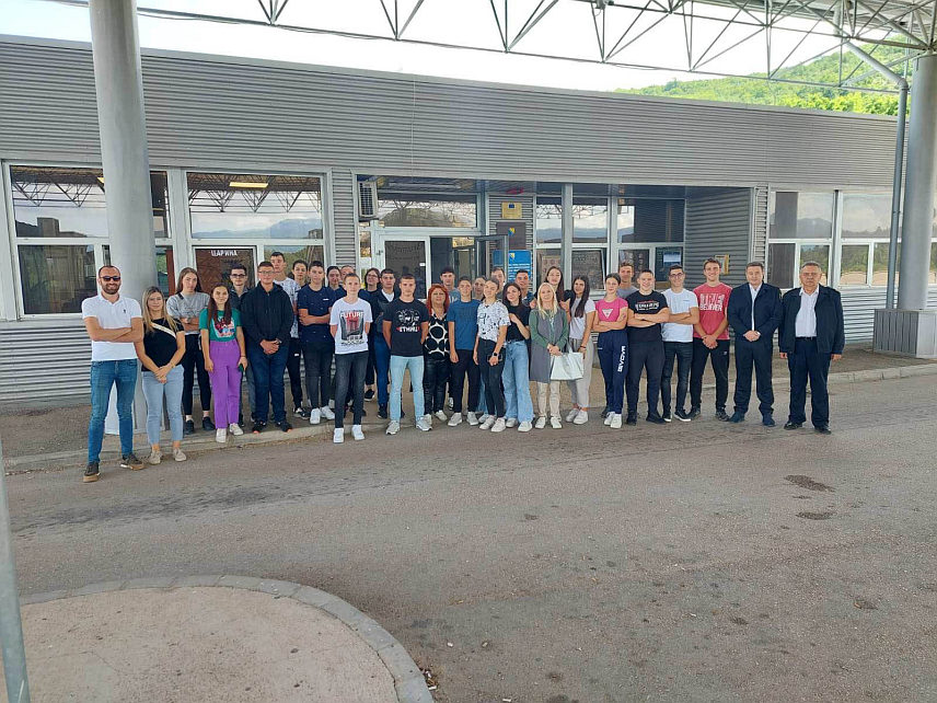 БАЊАЛУКА, 30. МАЈА /СРНА/ - Представници Управе за индиректно опорезивање /УИО/ БиХ организовали су на граничном прелазу Клобук са Црном Гором Дан отворених врата да би приближили рад ученицима првих разреда Средњошколског центра "Светозар Ћоровић", смјер царински техничар из Љубиња и Берковића.
