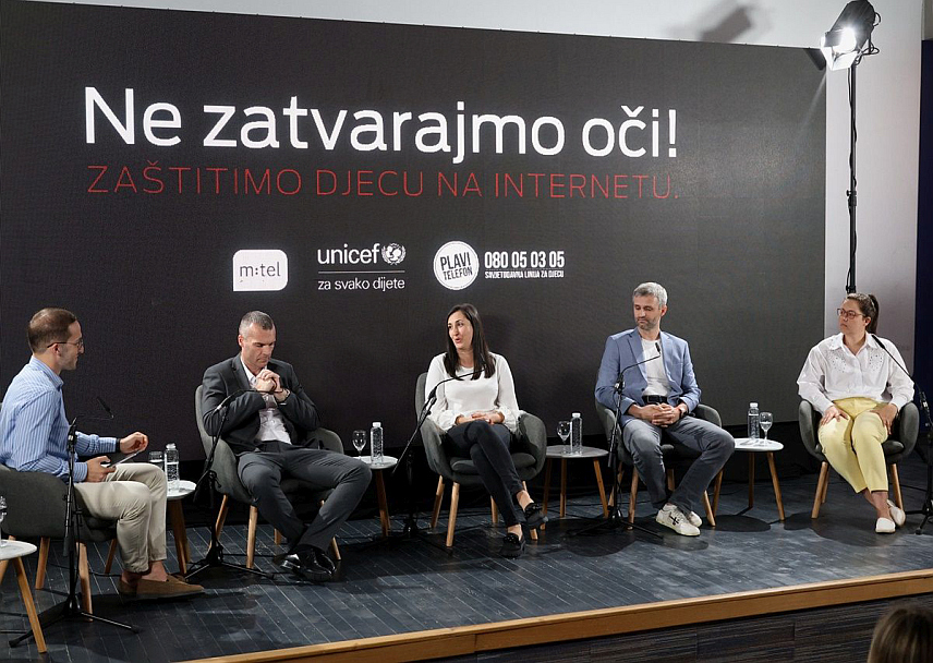 TРЕБИЊЕ, 30. МАЈА /СРНА/ - У Требињу је данас, у оквиру кампање "Не затварајмо очи! Заштитимо дјецу на интернету", одржана панел дискусија о безбједности дјеце на интернету, намијењена дјеци, младима, али и родитељима, на којој је истакнуто да је повећан број позива за сајбер насиље на савјетодавну линију "Плави телефон" у посљедње три године.