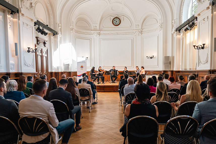 БЕЧ, 30. МАЈА /СРНА/ - У Представништву Републике Српске у Бечу уручени су сертификати представницима 13 компанија из Српске које су учествовале у пројекту "Фит фор Аустрија".