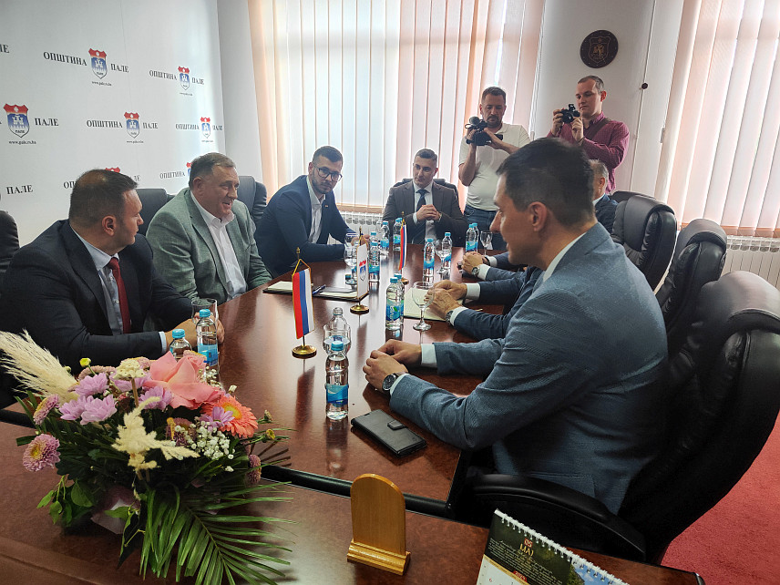 ПАЛЕ, 30. МАЈА /СРНА/ - Предсједник Републике Српске Милорад Додик састао се на Палама са начелником ове општине Бошком Југовићем.