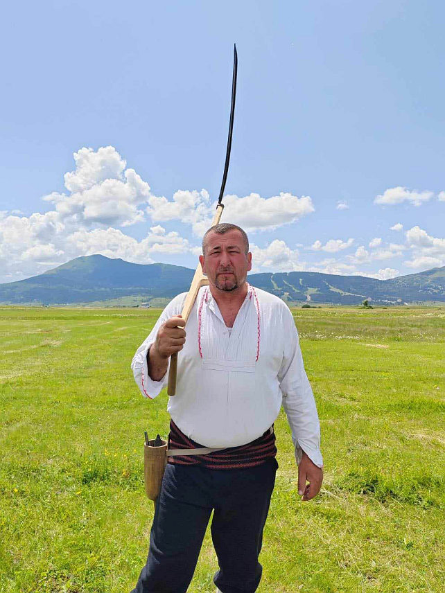 БОСАНСКИ ПЕTРОВАЦ, 30. МАЈА /СРНА/ - Педесетдвогодишњи Мирко Кецман из Босанског Петровца најтрофејнији је косац на Балкану - до сада има преко 50 награда за своје умијеће, а неријетко је бржи и од косачице.