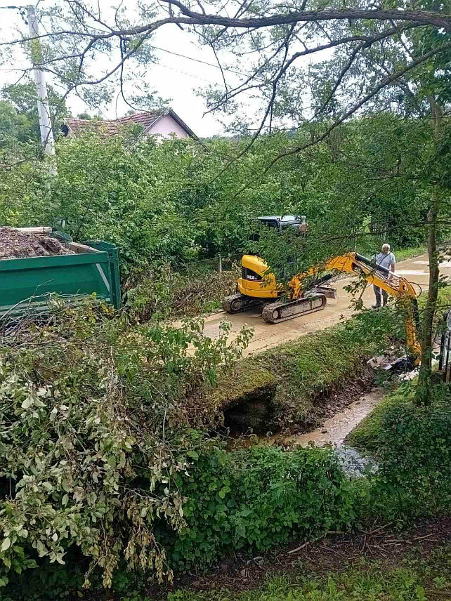 НОВИ ГРАД, 30. МАЈА /СРНА/ - Екипа Цивилне заштине Нови Град трећи дан су на терену у насељима Равнице, Водичево и Добрљин у којима је невријеме у уторак 28. маја причинило штету.