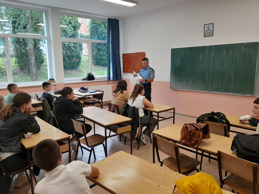 МРКОЊИЋ ГРАД, 31. МАЈА /СРНА/ - Припадници Полицијске управе Мркоњић Град данас су у Основној школи "Иван Горан Ковачић" за ученике ове школе одржали предавање у оквиру кампање "Оружје не штити, оружје убија".