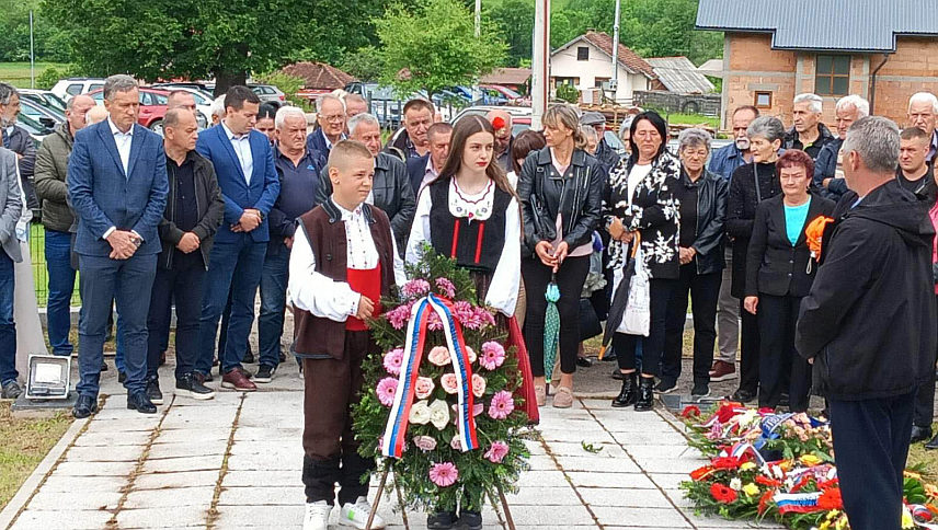 МОКРО, 31. МАЈА /СРНА/ - У Мокром код Пала данас је код спомен-обиљежја служен парастос за 52 погинула и преминула борца Одбрамбено-отаџбинског рата, у оквиру манифестације "Дани сјећања на јуни 1992. године", коју организује Борачка организација општине Пале.