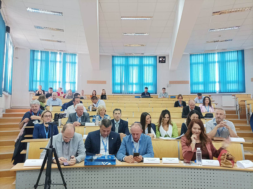 БИЈЕЉИНА, 31. МАЈА /СРНА/ - Научни скуп "Еконбиз" у организацији Факултета пословне економије у Бијељини окупио је 102 учесника из осам земаља о теми "Нова економска реалност: економски изазови социјалне и демографске транзиције"