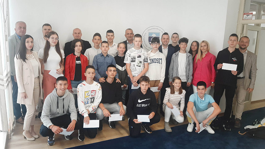 ФОЧА, 31. МАЈА /СРНА/ - Начелник општине Фоча Милан Вукадиновић данас је примио фочанске основце и средњошколце који су се на републичким школским такмичењима окитили медаљама, као и њихове наставнике и професоре, и уз честитке за одличне резултате уручио им новчане награде од по 200 КМ.