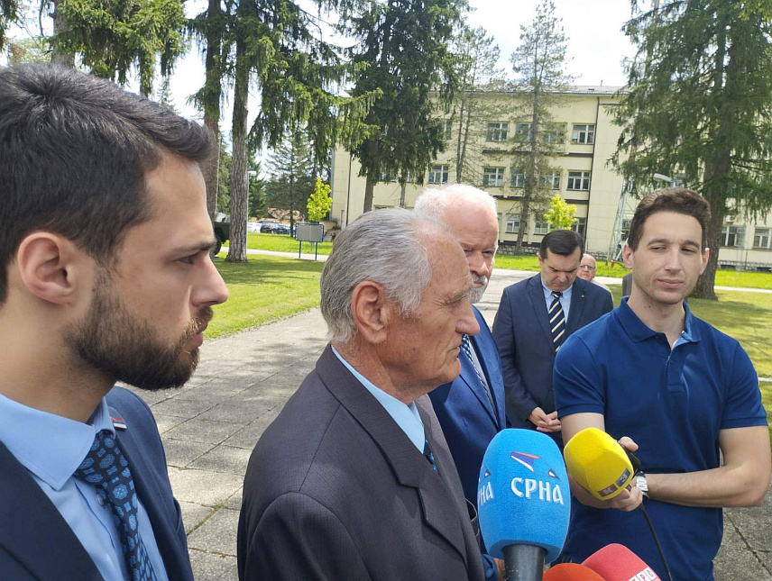 БАЊАЛУКА, 31. МАЈА /СРНА/ - Начелник штаба Првог крајишког корпуса Војске Републике Српске /ВРС/, генерал-потпуковник у пензији Бошко Келечевић, помоћник команданта Другог крајишког корпуса ВРС, пуковник у пензији Микајло Митровић и савјетник предсједника Републике Српске Марко Ромић.