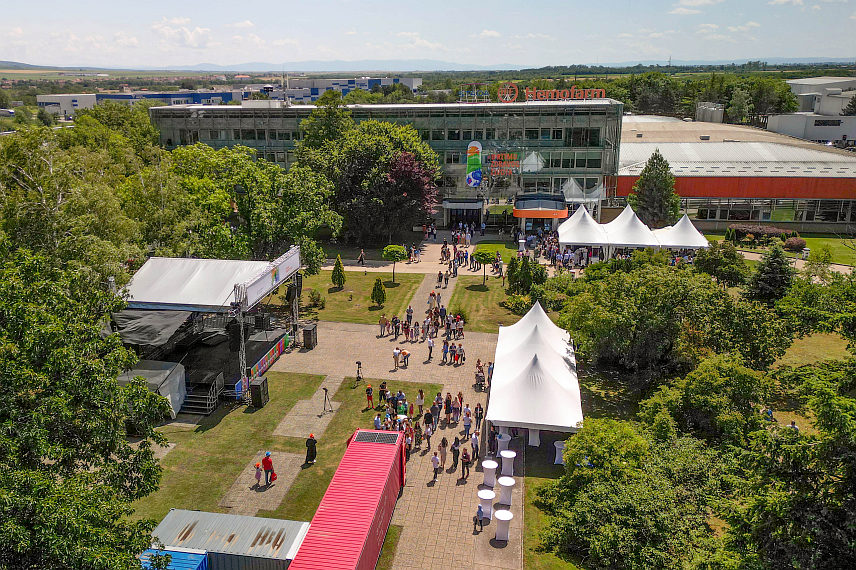 БАЊАЛУКА, 31. МАЈА /СРНА/ - Компанија "Хемофарм", регионални фармацеутски лидер, обиљежила је 64 године успјешног пословања и развоја, те у 2023. години поставила нови рекорда са 347 милиона произведених паковања или 7,8 милијарди јединица производа.