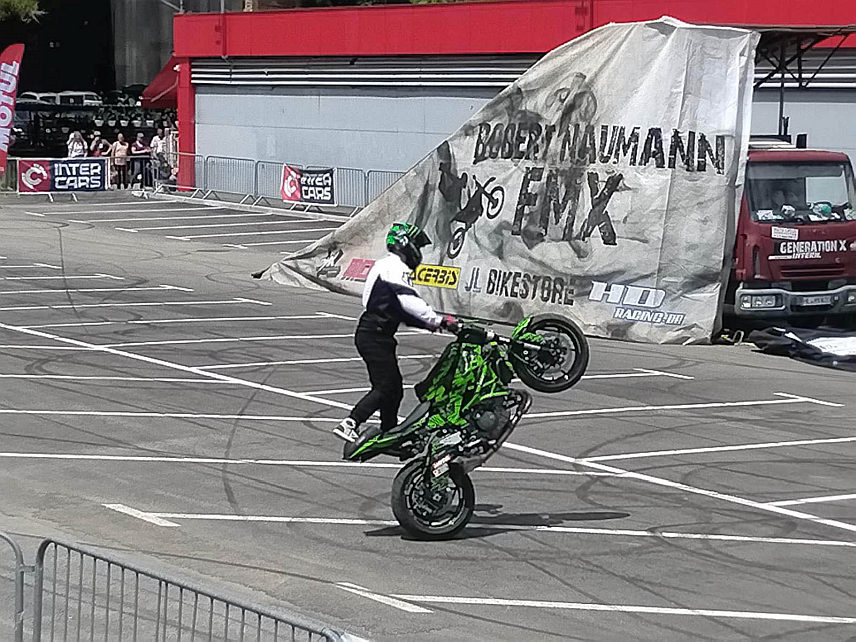 БАЊАЛУКА, 31. МАЈА /СРНА/ - На овогодишњем "Мото фесту" који се одржава у Бањалуци стигло је више хиљада бајкера из земље, региона и иностранства, а на мото-шоу за публику данас су своје умијеће показали најбољи.