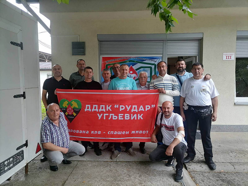 УГЉЕВИК, 31. МАЈА /СРНА/ - Екипа угљевичког Друштва добровољних давалаца крви /ДДДК/ "Рудар" одазвала се данас са 15 чланова акцији давалаштва организованој поводом обиљежавања 70 година рада Рафинерије уља Модрича и 50 година удружења давалаца крви из Рафинерије.