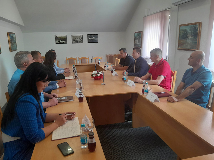 ЈЕЗЕРО, 31. МАЈА /СРНА/ -Замјеник министра одбране у Савјету министар Александар Гогановић НА састанку са начелником општине Језеро Снежаном Ружичић.