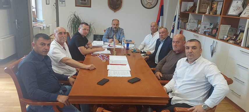 ВИШЕГРАД, 31. МАЈА /СРНА/ - Фудбалски савез Републике Српске пружиће максималну подршку Фудбалском клубу /ФК/ "Дрина ХЕ" након што је ушао у Прву лигу Републике Српске, истакнуто је на данашњем састанку начелника општине Вишеград Младена Ђуревића са представницима овог савеза и вишеградског фудбалског клуба.