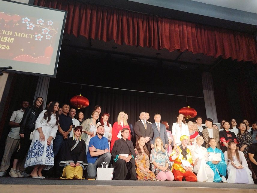 ПАЛЕ, 31. МАЈА /СРНА/ - На прелиминарном дијелу свјетског такмичења у кинеском језику "Кинески мост", који се данас одржава на Палама, од 12 учесника биће изабран представник БиХ који ће учествовати у финалном такмичењу о познавању кинеског језика и културе у Кини