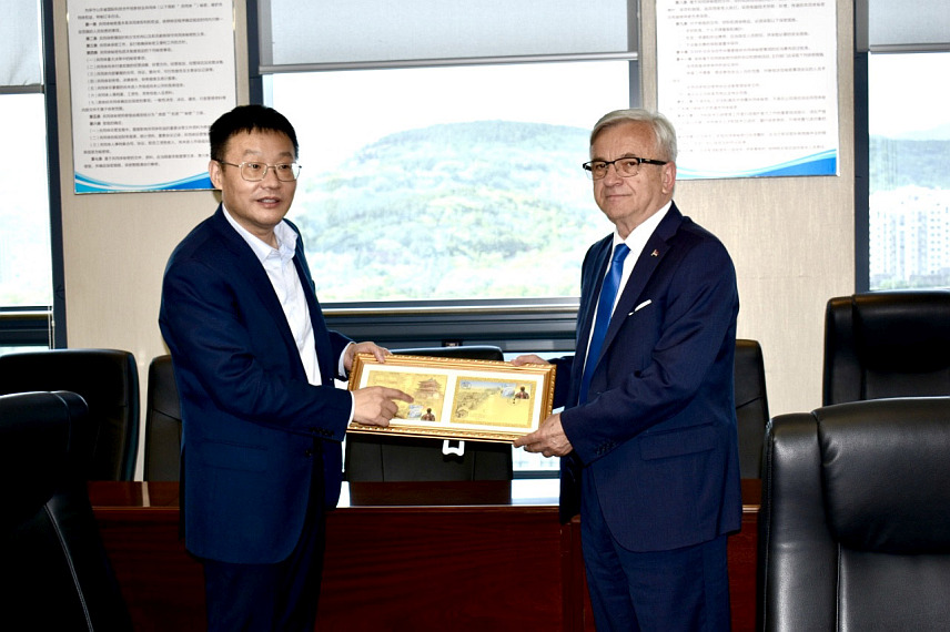 ЂИНАН, 31. МАЈА /СРНА/ - Министар саобраћаја и веза Републике Српске Недељко Чубриловић и генерални директор компаније "Шандунг" Цај Куен данас су током разговора у сједишту компаније у Ђинану истакли значај изградње ауто-пута Бањалука-Приједор, наводећи да је овај пројекат од стратешког интереса за цијелу Републику Српску.