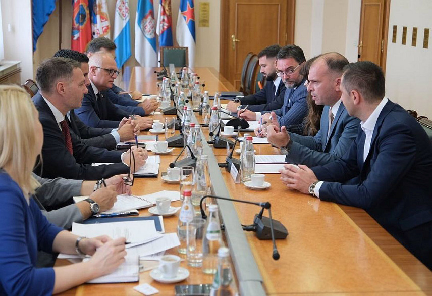 САРАЈЕВО, 31. МАЈА /СРНА/ - На састанку у Влади Србије,министар спољне трговине и економских односа у Савјету министара Сташа Кошарац са министрима грађевинарства, саобраћаја и инфраструктуре Србије Гораном Весићем, министром унутрашње и спољне трговине Томиславом Момировићем и градоначелником Зворника Бојаном Ивановићем.