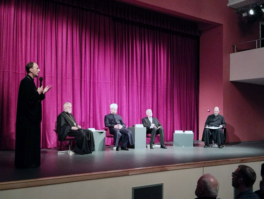 TРЕБИЊЕ, 31. МАЈА /СРНА/ - Његово преосвештенство владика диселдорфски и њемачки Григорије присуствовао је округлом столу под називом "Лијечење рањених сјећања - разматрање позитивних екуменских и међувјерских односа".