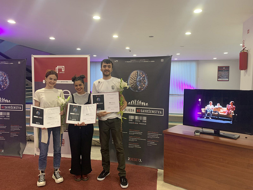 БАЊАЛУКА, 31. МАЈА /СРНА/ - Народно позориште Републике Српске овјенчано је са три награде на фестивалу драме у Зеници за представу "Мали ратови и кабине Заре" према тексту Виде Давидовић и у режији Ивице Буљана.