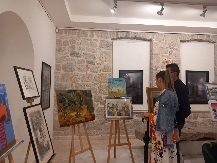 TРЕБИЊЕ, 31. МАЈА /СРНА/ - На хуманитарној аукцији слика, која је вечерас одржана у Требињу у оквиру Међународне умјетничке колоније "Коло", прикупљено је 8.000 КМ за помоћ у лијечењу дјевојчице из овог града Светлане Кнежевић која болује од церебралне парализе.