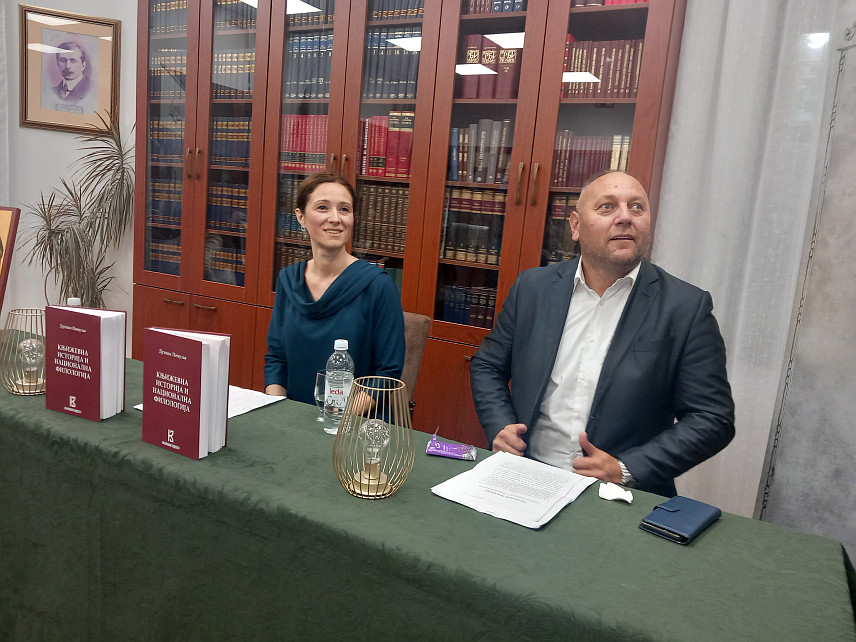 ТРЕБИЊЕ, 31. МАЈА /СРНА/ - Предавање о теми "Филолошка мисао Вука Караџића" организовали су Удружење "Ћирилица" и Народна библиотека Требиње поводом 210 година од почетка издавачког рада Вука Стефановића Караџића, поводом прославе Светих Ћирила и Методија и десетогодишњице рада Удружења.